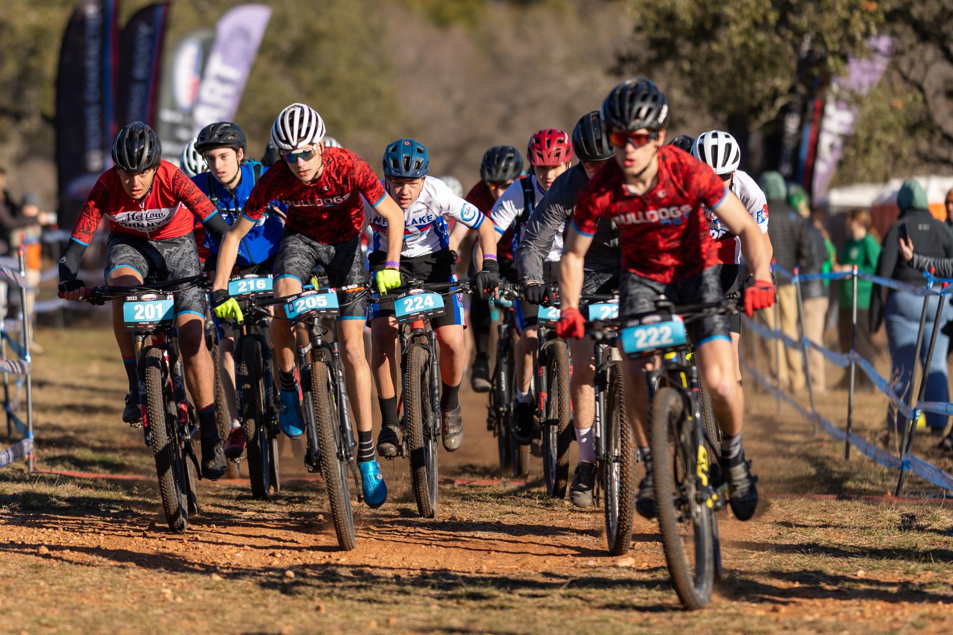 Bulldogs mountain bike team at the race start